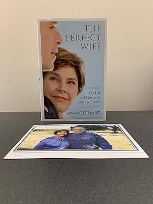 Image du vendeur pour The Perfect Wife: The Life and Choices of Laura Bush mis en vente par Vero Beach Books