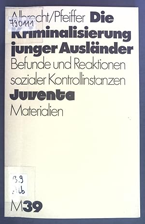 Imagen del vendedor de Die Kriminalisierung junger Auslnder : Befunde u. Reaktionen sozialer Kontrollinstanzen. Juventa-Materialien ; M 39 a la venta por books4less (Versandantiquariat Petra Gros GmbH & Co. KG)