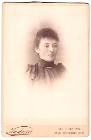 Photo Naudin, Co., London, Kensington High Street, junge Frau in Puffärmelkleid