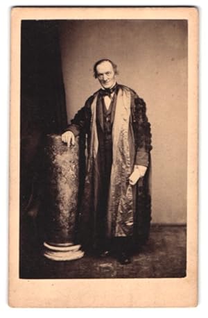 Photo Maull, Polyblank, London, 55 Gracechurch St., Portrait Sir Richard Owen im Talar, Old Bones