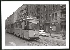 Bild des Verkufers fr Fotografie unbekannter Fotograf, Ansicht Berlin, Pappelallee, Strassenbahn-Triebwagen Nr. 5015 der Linie 70 zum Verkauf von Bartko-Reher