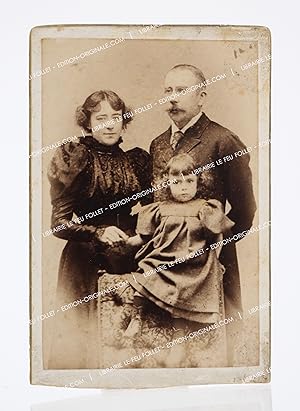 Portrait photographique de la tante de Louis-Ferdinand Céline, accompagnée de sa fille et son mari