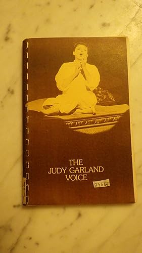 Image du vendeur pour Judy Garland Voice, The Sypnosis of Her Voice , JUDY ON EDGE STAGE SEATED SINGING ON COVER, 18 Elements of the Voice, 1930 s Spontaneity , 1040 s Lyricism, 1950 s Power, 1960 s Intensity, Lyricist E. Y. Harburg has called her voice 1 of greatest in 1st art of Century. mis en vente par Bluff Park Rare Books