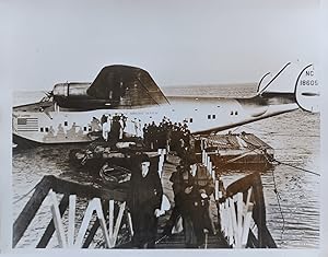 Seller image for Credit Pan American World Airways / Pioneer Arrival: The first passengers to cross the Atlantic . (Original photograph on the history of Pan Am Airways). for sale by Antiquariat Schwarz & Grmling GbR