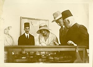 "ASTRID & LÉOPOLD Duchesse & Duc de BRABANT au Musée archéologique du Caire" Photo de presse orig...
