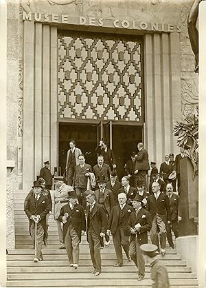 "L'émir Fayçal Roi d'Irak à l'EXPOSITION COLONIALE de 1931 accompagné de Mr OLLIVIER, gouverneur ...