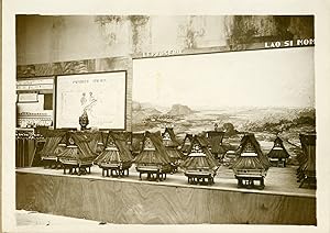 "DIORAMA d'une LÉPROSERIE au LAOS dans le pavillon de la HOLLANDE à l'EXPOSITION COLONIALE de 193...