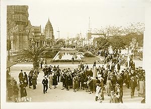 "DERNIÈRES VISITES DES PARISIENS à l'EXPOSITION COLONIALE de 1931 (au-loin le Palais d'ANGKOR)" P...