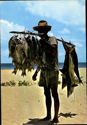 Bild des Verkufers fr Ansichtskarte / Postkarte Seychellen, Fisherman landing his catch zum Verkauf von akpool GmbH