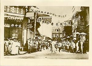 "CONFLIT SINO-JAPONAIS 1932 / Troupes chinoises à l'entrée du quartier Chinois à SHANGAI" Photo d...