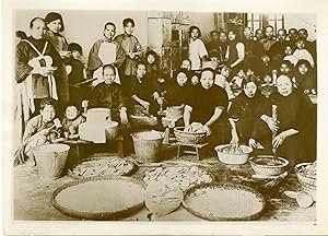"CONFLIT SINO-JAPONAIS 1932 / A HONG KONG les femmes chinoises à la fabrication de biscuits et au...