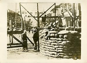 "CONFLIT SINO-JAPONAIS 1932 / Postes de mitrailleuses anglaises gardant la concession internation...