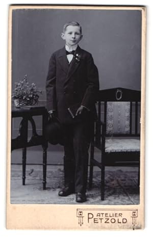 Bild des Verkufers fr Fotografie Paul Petzold, Brandenburg a. H., Steinstrsse 52, Portrait junger Mann im Anzug mit einem Buch zum Verkauf von Bartko-Reher
