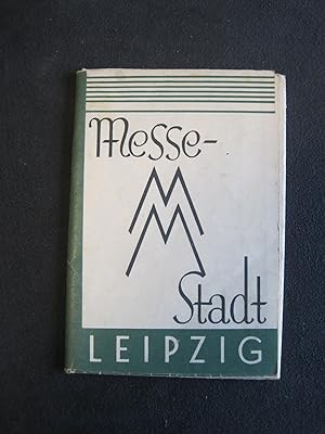 Image du vendeur pour Messe-Stadt Leipzig. Plan on Leipzig mit eingezeichnetem Messegelnde. Mastab 1:13 000. Auf der Rckseite Verzeichnis der verschiedenen Hallen mis en vente par Antiquariat Schleifer