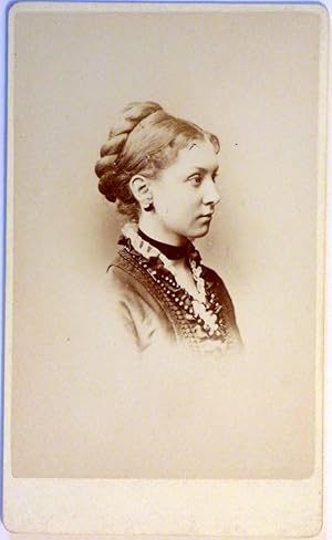 Carte de Visite - HEAD AND SHOULDERS PHOTOGRAPH PORTRAIT OF A YOUNG LADY