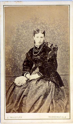 Carte de Visite - PHOTOGRAPH PORTRAIT OF A SEATED YOUNG LADY