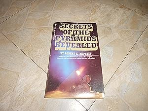 Imagen del vendedor de Secrets of the pyramids revealed (Tempo books) a la venta por ralph brandeal