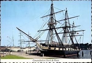 Bild des Verkufers fr Ansichtskarte / Postkarte Baltimore Maryland USA, Frigate Constellation, Dock and Plaza,Segelschiff zum Verkauf von akpool GmbH