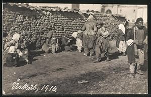 Foto-Ansichtskarte Skopje / Ueskueb, Ortspartie mit Einheimischen 1916