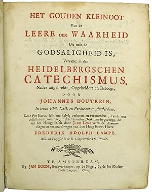 Image du vendeur pour Het Gouden Kleinoot van de Leere der Waarheid die naar de Godsaligheid is. Vervattet in den Heidelbergschen Catechismus. Nader uitgebreidt, Opgeheldert en Betoogt. Door syn Eerw. Selfs merkelyk verbetert en vermeerdert, zynde met desselfs toestemminge, in den tweeden Druk daar bygevoegt, de uit het Hoogduitsch door J. le Long vertaalde Aanmerkingen en vermeerderingen van den Hoog Eerw. Heere Frederik Adolph Lampe. In leven Doct. en Professor der H. Godgeleertheid te Utrecht. De Sesde Druk, van veel fouten gesuivert. mis en vente par Antiquariaat de Roo