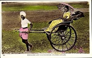 Bild des Verkufers fr Ansichtskarte / Postkarte Colombo Ceylon Sri Lanka, Sinhalese lady in a rickshaw, Rikscha zum Verkauf von akpool GmbH