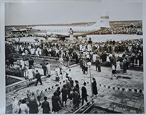 Seller image for Arrival at Rhein Airport of first Pan Am aircraft after World War II. (Original photograph on the history of Pan Am Airways). for sale by Antiquariat Schwarz & Grmling GbR