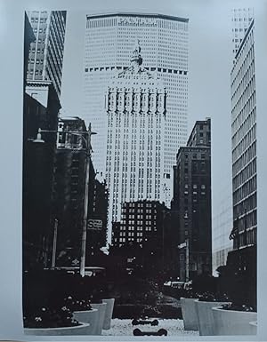 Immagine del venditore per The Pan Am Building looms over the center of Manhattan on Park Avenue. (Original photograph on the history of Pan Am Airways). venduto da Antiquariat Schwarz & Grmling GbR