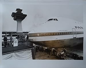 Image du vendeur pour Mrs. Richard M. Nixon, christianing the first commercial 747 on January 15, 1970. (Original photograph on the history of Pan Am Airways). mis en vente par Antiquariat Schwarz & Grmling GbR