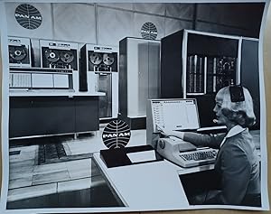 Seller image for Panamac shrinks distance between reservation personnel and computers. (Original photograph on the history of Pan Am Airways). for sale by Antiquariat Schwarz & Grmling GbR