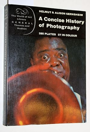 Immagine del venditore per A concise history of photography. 285 plates 27 in colour. venduto da Versandantiquariat Kerstin Daras