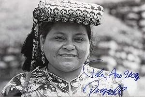 Bild des Verkufers fr Rigoberta Menchu Autograph | signed photographs zum Verkauf von Markus Brandes Autographs GmbH