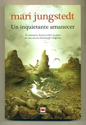 Seller image for UN INQUIETANTE AMANECER. El comisario Knutas sobre la pista de una oscura historia de venganza for sale by Ducable Libros