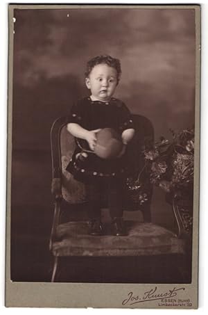 Bild des Verkufers fr Fotografie Jos. Kunst, Essen /Ruhr, Limbeckerstrasse 70, Portrait hbsch gekleidetes Kind mit einem Ball zum Verkauf von Bartko-Reher