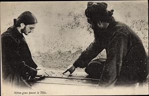 Ansichtskarte / Postkarte Moines grecs jouant le Tilla, Griechisch orthodoxe Mönchen bei einem Br...