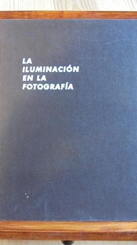 Immagine del venditore per LA ILUMINACIN EN LA FOTOGRAFA venduto da LIBRERA ROBESPIERRE