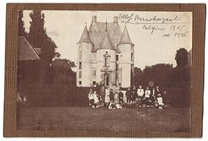 Fotografie unbekannter Fotograf, Ansicht Steenokkerzeel, Kasteel Ter Ham, Knaben, Mädchen vor Sch...