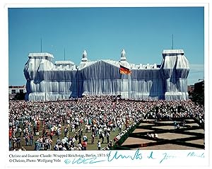 Photographie des verhüllten Reichstags mit eigenh. Unterschriften von Christo, Jeanne-Claude und ...