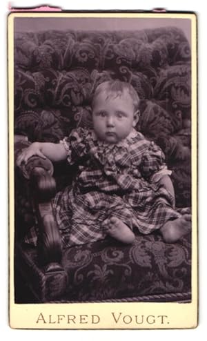 Seller image for Fotografie Alfred Vougt, Norrkping, Grand Htel, Portrait ssses Kleinkind im karierten Kleid for sale by Bartko-Reher