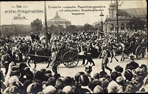 Seller image for Ansichtskarte / Postkarte Berlin, Die ersten Kriegstrophen, Eroberte russische Maschinengewehre, erbeutete Kosakenpferde for sale by akpool GmbH