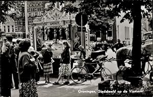 Bild des Verkufers fr Ansichtskarte / Postkarte Groningen Niederlande, Stadsbeeld op de Vismarkt, Pferdekutsche mit Puppenspiel zum Verkauf von akpool GmbH