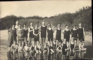 Foto Ansichtskarte / Postkarte Personen in Badeanzügen, Gruppenaufnahme 1925