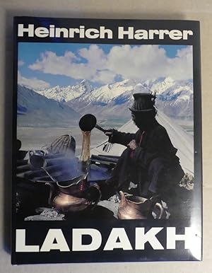 Seller image for Ladakh. Gtter und Menschen hinterm Himalaya. Mit 154 Farbfotos und einer bersichtskarte. for sale by Antiquariat Maralt