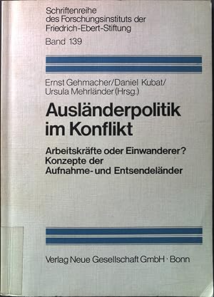 Bild des Verkufers fr Auslnderpolitik im Konflikt: Arbeitskrfte oder Einwanderer?; Konzepte der Aufnahme- und Entsendelnder. Schriftenreihe des Forschungsinstituts der Friedrich-Ebert-Stiftung ; Bd. 139 zum Verkauf von books4less (Versandantiquariat Petra Gros GmbH & Co. KG)