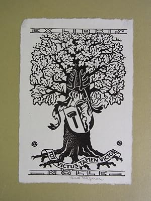 Image du vendeur pour Heraldik Exlibris Nlle. Motiv: Wappenschild vor Baum, unten Spruchband mit Motto "Tot victus, tamen victor". Linolschnitt. Signiert mis en vente par Antiquariat Weber