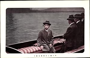 Ansichtskarte / Postkarte Kaiser von Japan in einem Boot, Hirohito ?