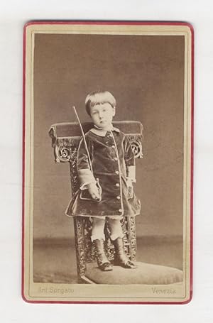 Fotografia originale raffigurante un piccolo bambino in piedi su una sedia.