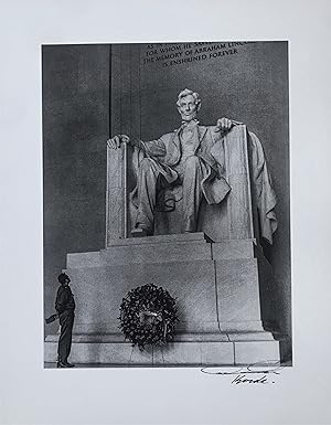 Bild des Verkufers fr Alberto KORDA - Photo signe - Fidel CASTRO face au monument Lincoln zum Verkauf von Manuscripta