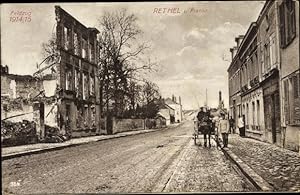 Ansichtskarte / Postkarte Rethel Ardennes, Straßenpartie, Pferdefuhrwerk, Ruinen, Kriegszerstörun...