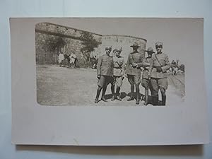 Cartolina Postale Fotografica "MILITARI IN POSA ITALIANI ED INGLESI" Africa Orientale Anni '20