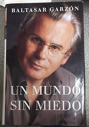 Imagen del vendedor de UN MUNDO SIN MIEDO - Barcelona 2005 a la venta por Llibres del Mirall